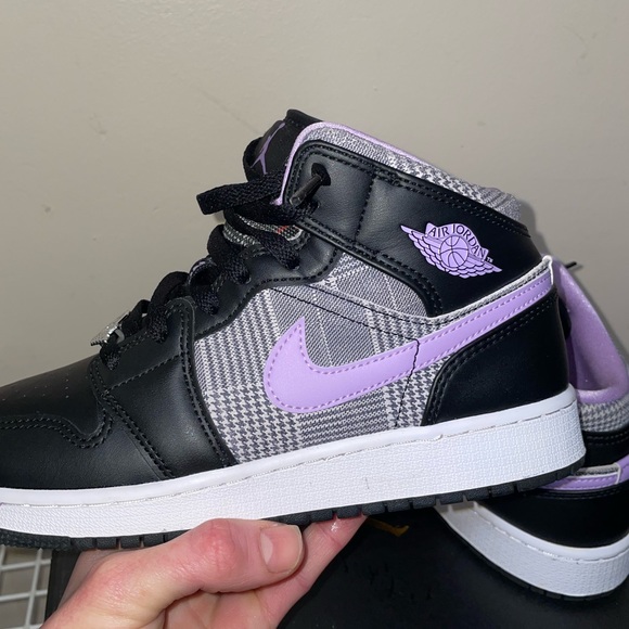 Nike Air Jordan 1 mid black/lilac/white LIKE NEW in BOX! Woman’s size 7. Kid 5.5 - Picture 6 of 10